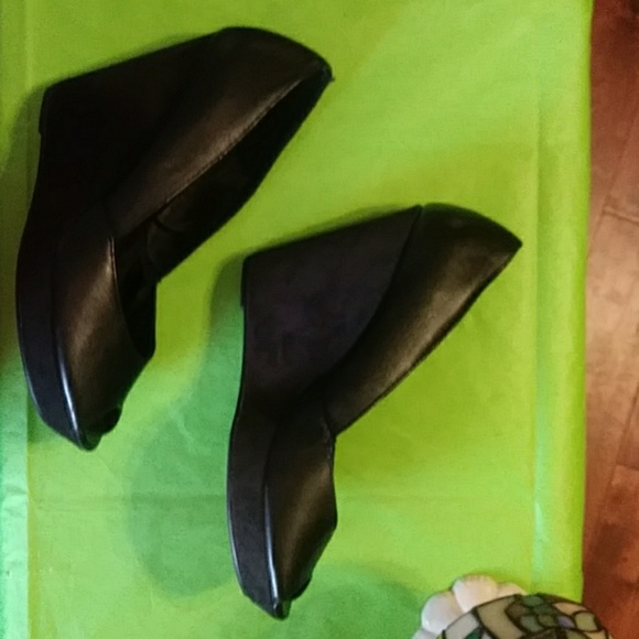 H & M Black 4 inch wedge heels with peep toe - Picture 4 of 4